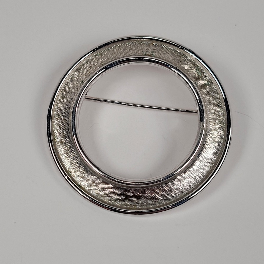 Vintage Crown Trifari Round Circle Brooch Pin‎ Silver Tone Textured Jewelry
